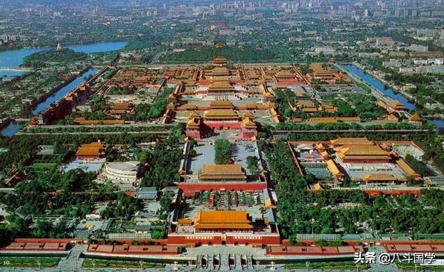 朱元璋建立明朝后定都南京，为何他的儿子朱棣却要迁至北京呢？